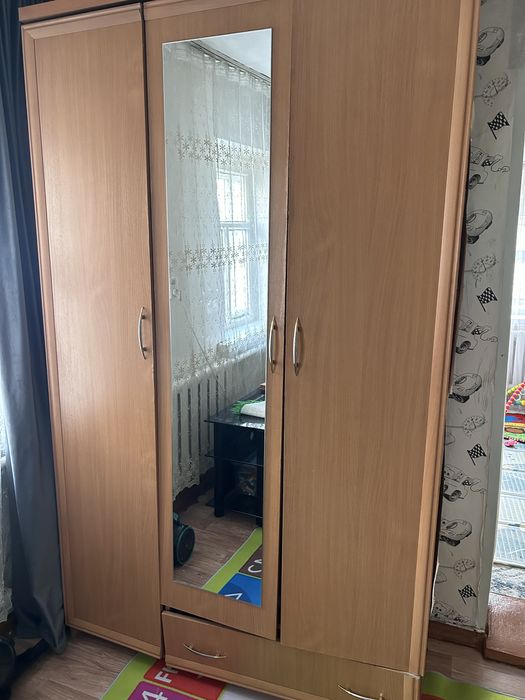 Продам шкаф, зеркало, две тумбочки.