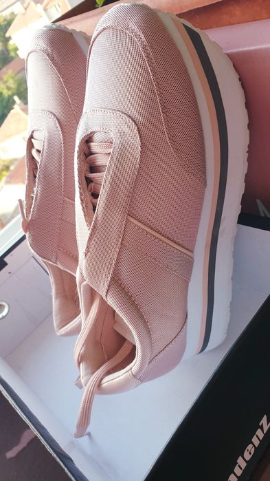 Продавам чисто нови дамски обувки ,,Stradivarius"