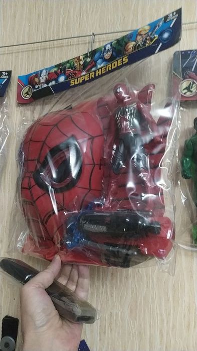 Маски супергероев пластиковые с аксессуарамин.Ноые