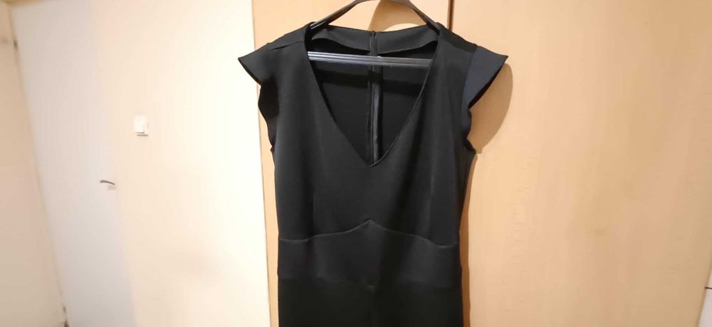 Дамски черен гащеризон, с къдреви ръкави, размер Л