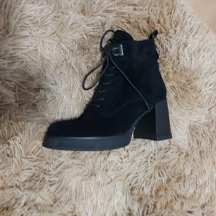 Боти от естествен велур