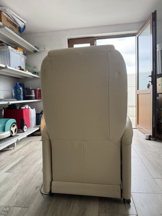 Fotoliu Recliner Electric cu Ajutor la Ridicare (Lift-Up) – Piele Crem