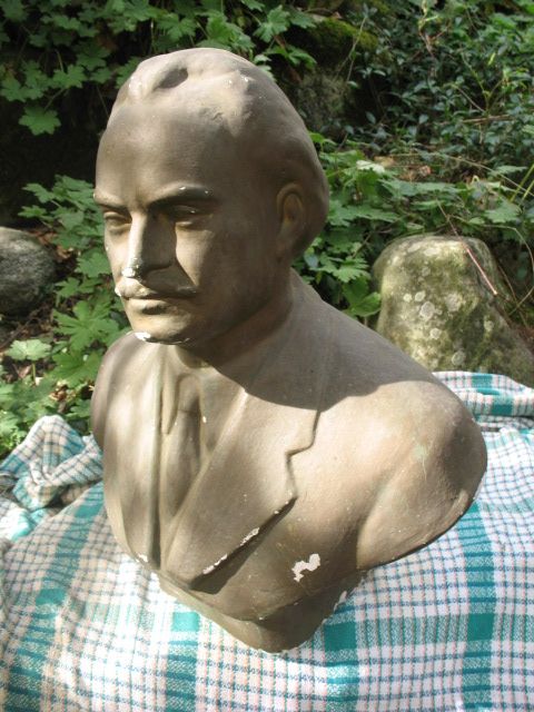 Бюст на другаря Георги Димитров-вожд и учител на българския народ.