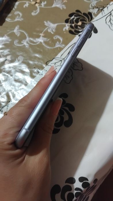 Продавам iPhone 11