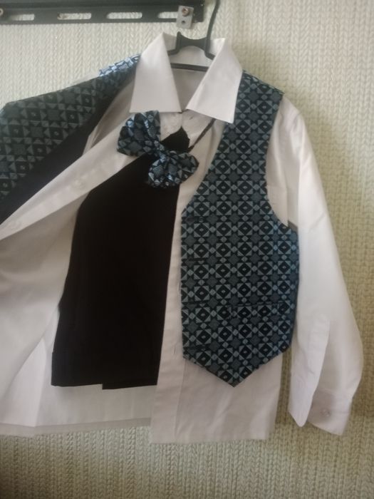 Продам костюм школьный