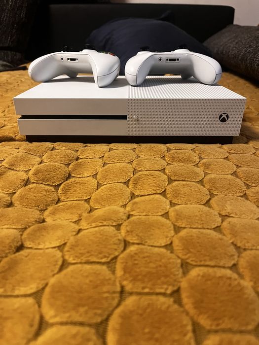 Xbox one S cu FC26, GTA 5 + gift card 15€ , si 2 controllere   Stare perfecta