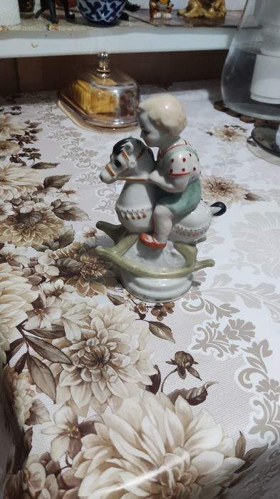 Продам статуэтку мальчик на лошадке