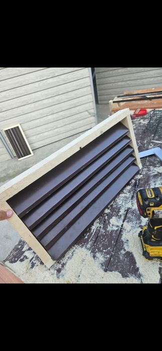 Confecționez diferite obiecte din lemn