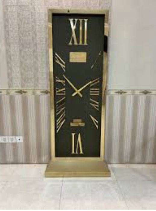 Напольные часы, известные также как часы с боем, традиционно символизи