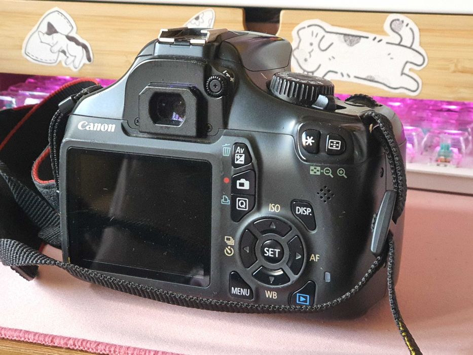 Canon EOS 1100D с китов обектив и аксесоари