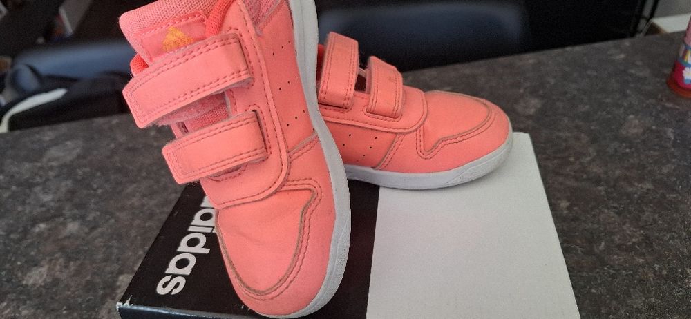 Продавам детски маратонки Adidas и Disney Minnie mouse