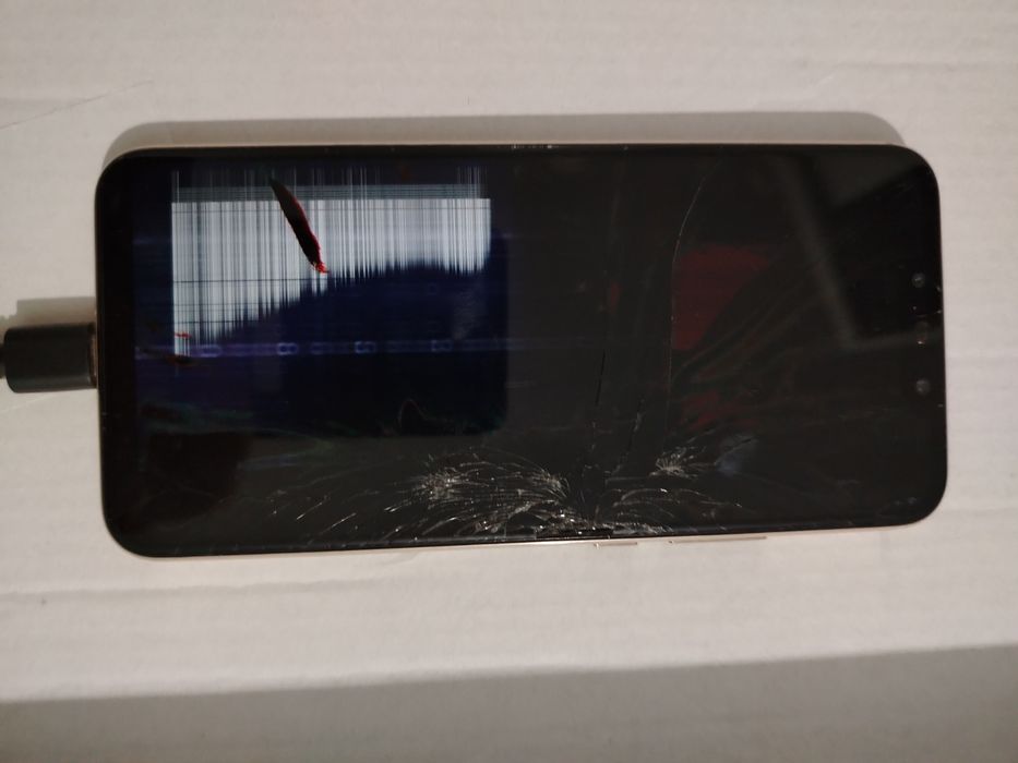 Huawei Mate 20 Lite cu display-ul spart. Placa este buna. Pentru piese