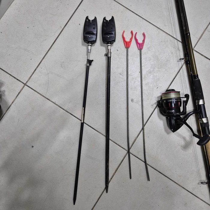 2 lansete, bete de pescuit river carp feeder 390xh si 2 mulinete nevis 6000 + 2 senzori Zeus Amanet Rahova 36349