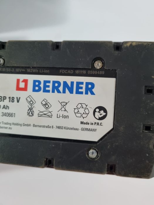 Vând acumulatori millwaukee