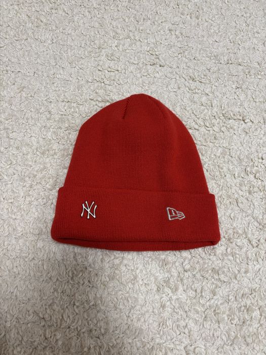 Зимна шапка NEW ERA червена