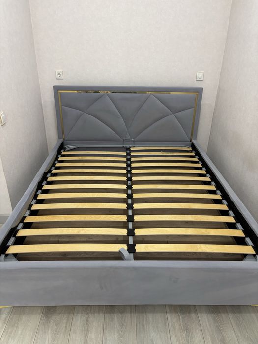 Кровать с матрасом