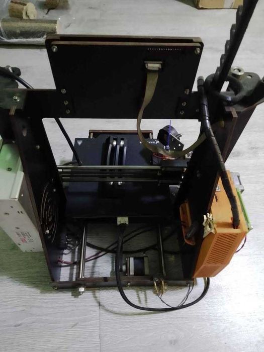 Vând imprimantă 3D în stare de funcționare sau pentru piese.
