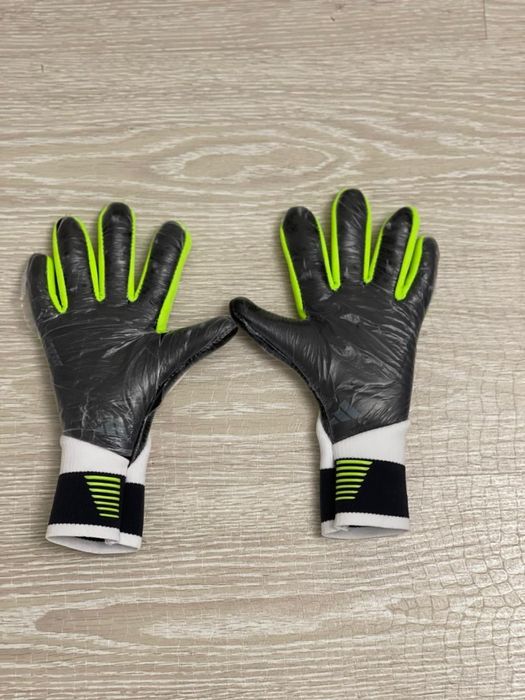 Вратарские перчатки