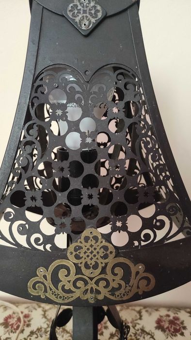 Старинна настолна лампа от метал с орнаменти