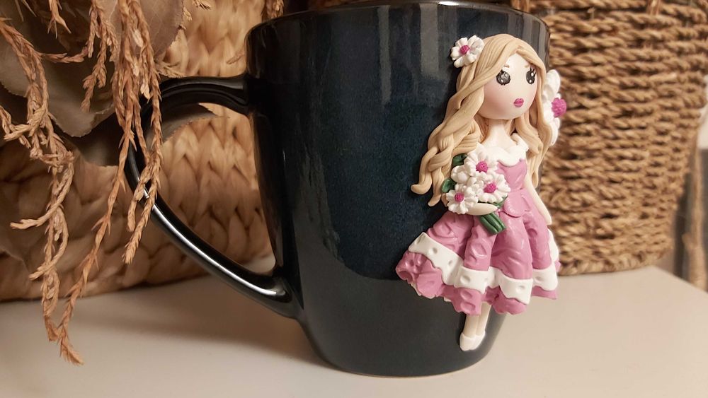 Cadou pentru sotie/iubita cana papusa fimo handmade blonda