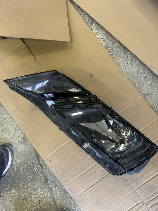 Skoda Octavia ляв фар 17-20г ОЕМ пукнато стъкло
