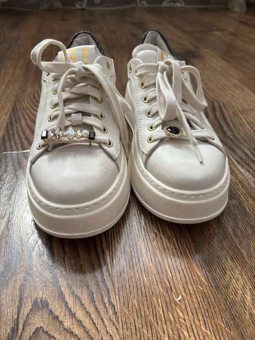 Белые кроссовки Gio на выской подошве