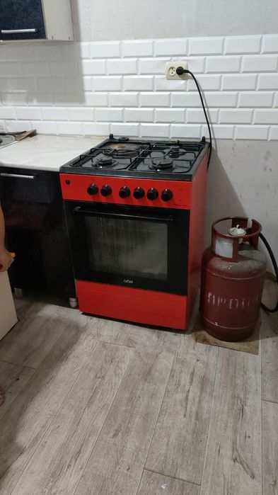 Продам кухонный гарнитур с газ.плитой