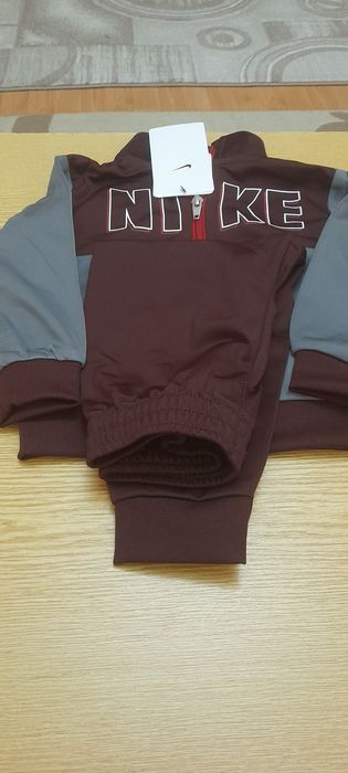 Vând trening NIKE copii  mărimea 80/86