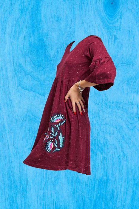 Rochie visinie cu picatele albe, brodata