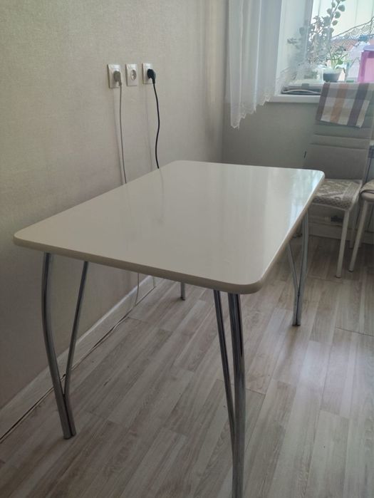 Кухонный стол молочного цвета