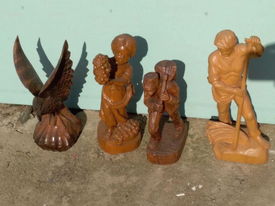 Statuete scruptate manual in lemn