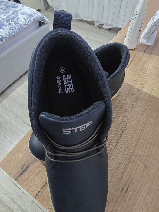 Vând papuci cu blana pe interior