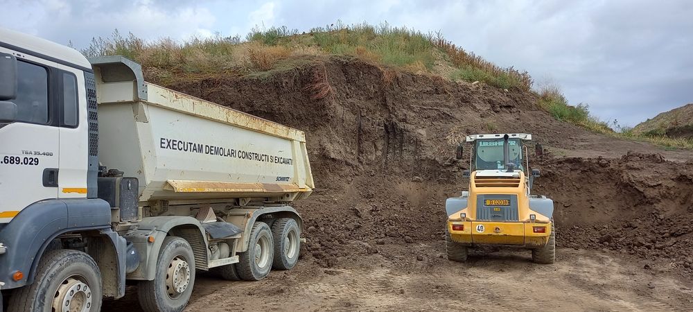 Inchiriez buldoexcavator, miniexcavator, Bobcat, cilindru compactor