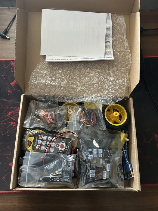 Kit robot arduino cu brat robotic