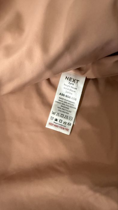 Продам курточки на девочку 3-4 года