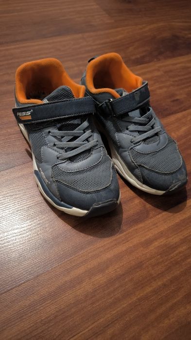 Кроссовки размер 33 - 34 .