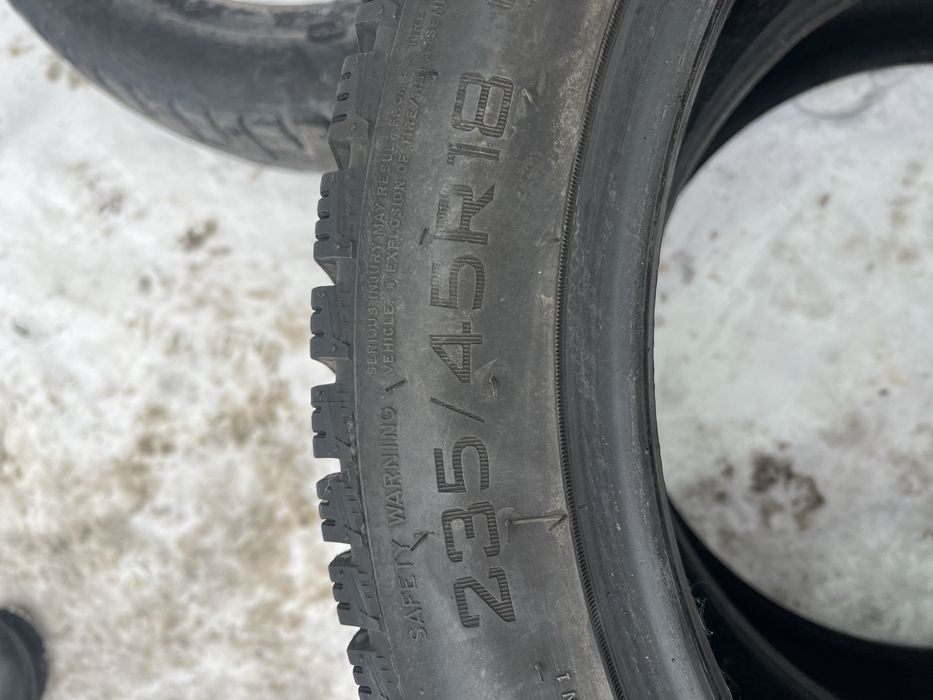 Шина 235/45/18.