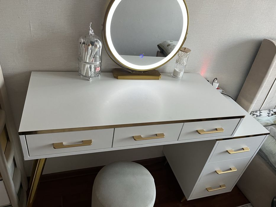 Туалетный столик с зеркалом