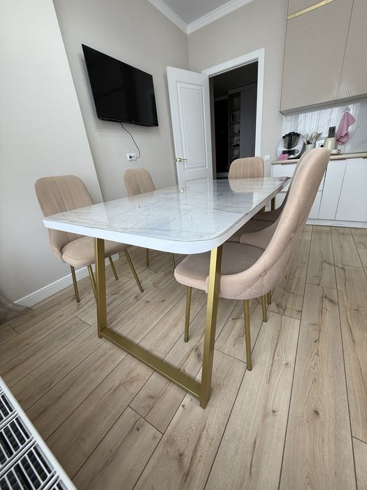 Продам Стол со стульями  (6 стулья)