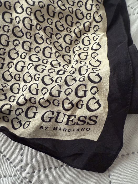 Елегантно шалче Guess