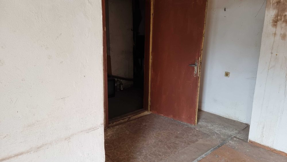 1-Продава се тухлена таванска стая в квартал "Варош"!