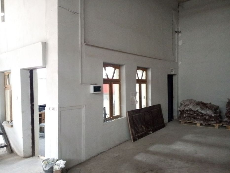 Сдается в аренду помещение. Потолки 5м