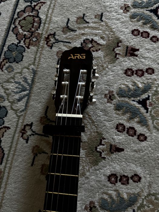 Качественная гитара.