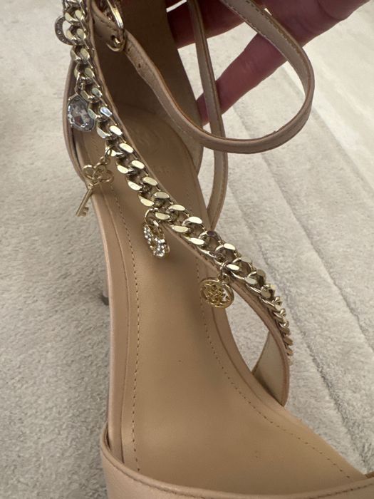 Сандали на ток Guess