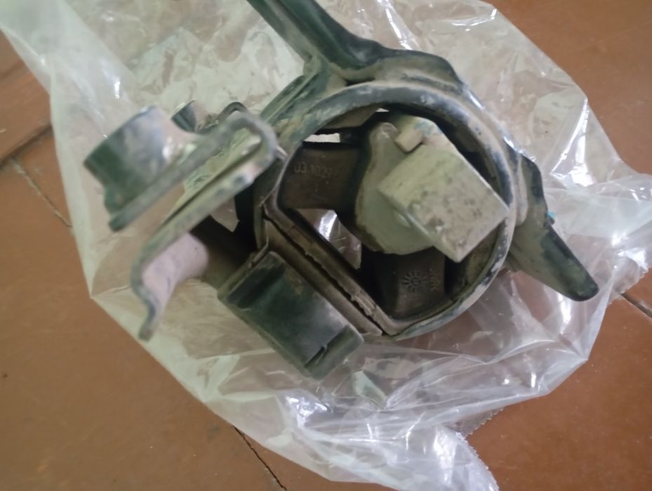 Продам подушки двигателя на Шкода рапид