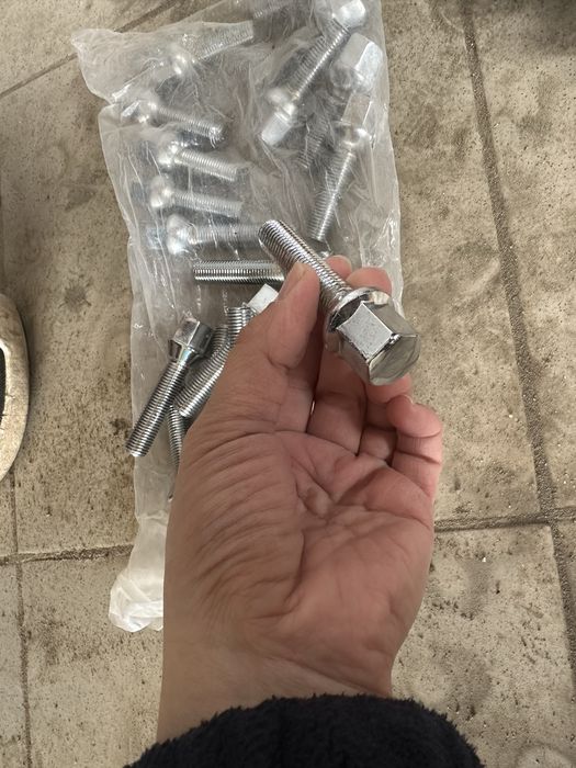 Колесные болты,(оригинал)