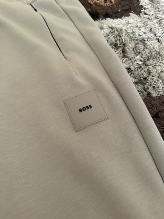 Pantaloni boss pret negociabil