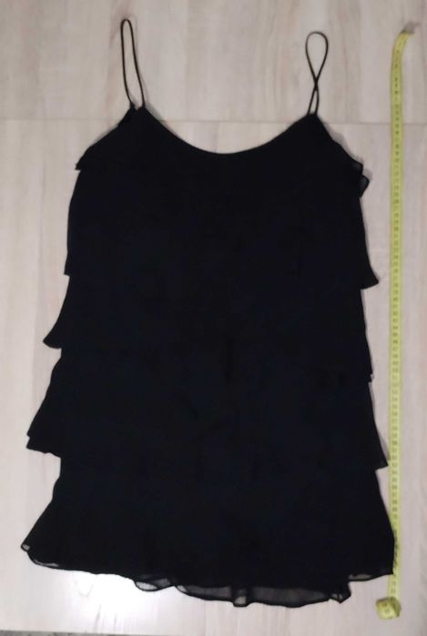 Чёрное мини платье с рюшами