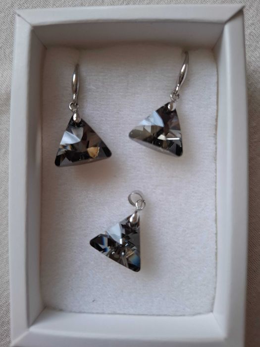 Обеци и висулка за верижка - black triangles