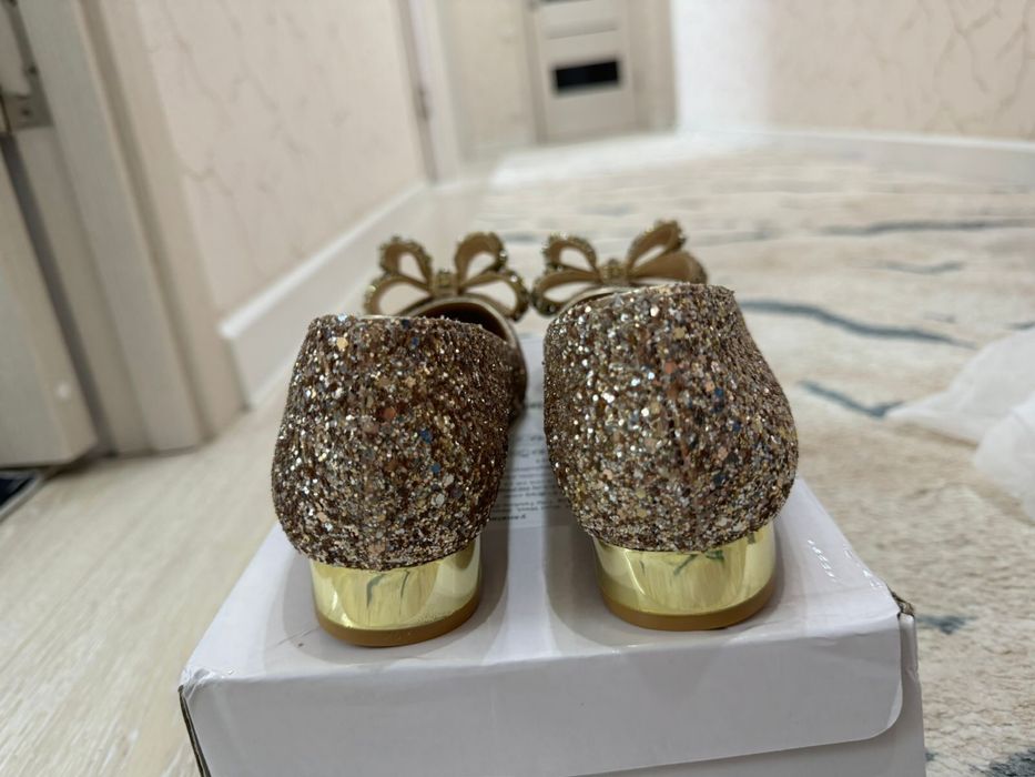 Золотистые туфли